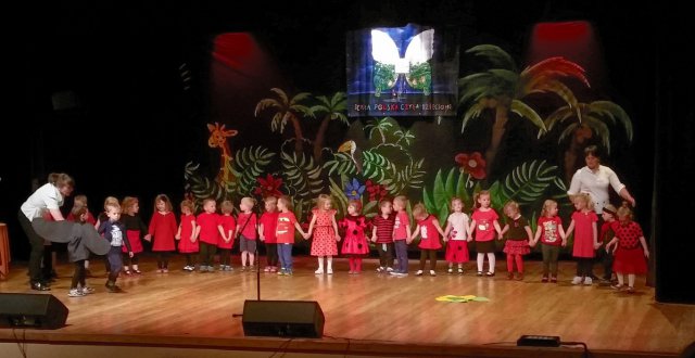 3-latki na scenie w Domu Kultury