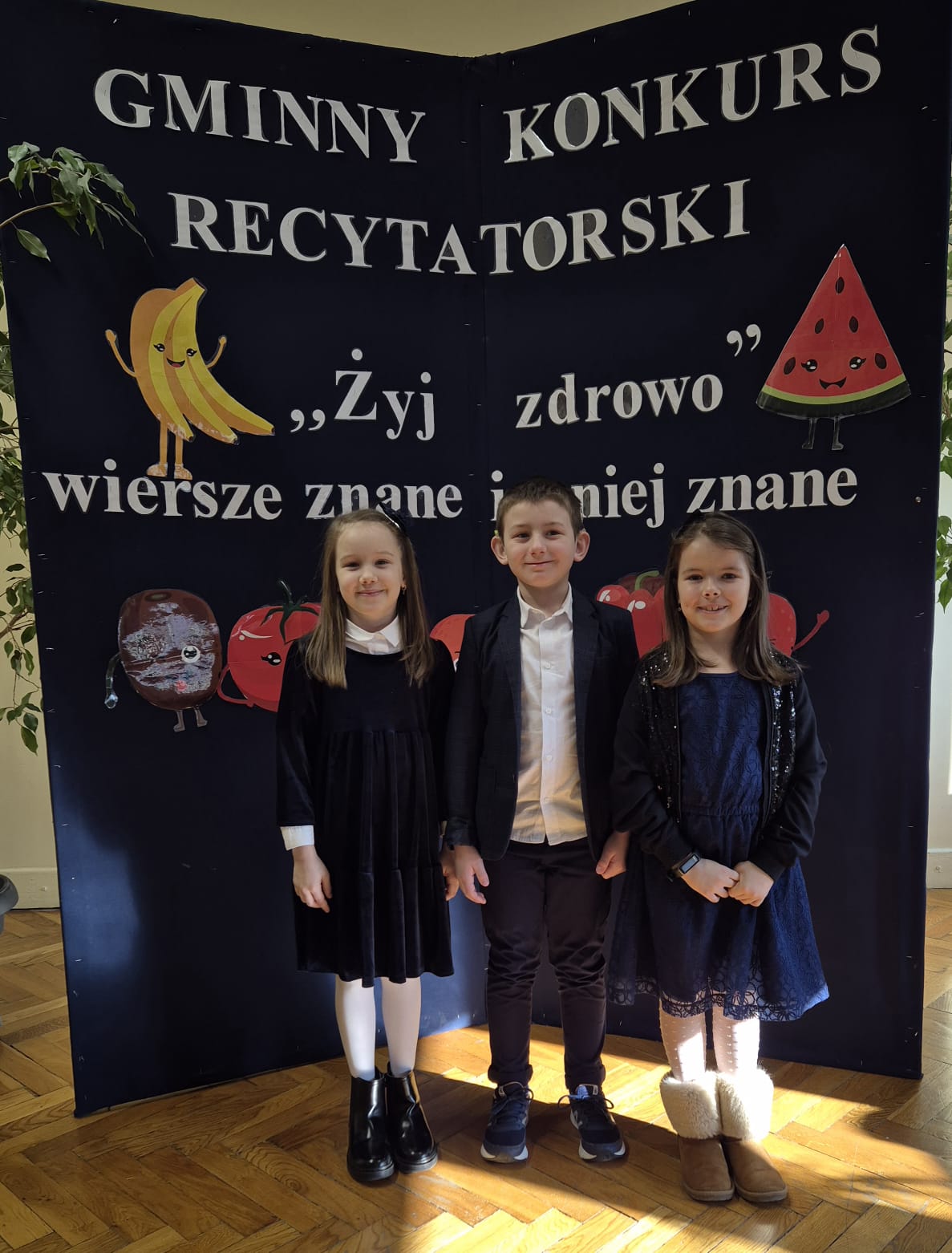 uczestniczy konkursu na tle banneru